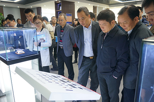 全市专业镇创新服务平台建设工作会议在横沥镇召开—市领导莅临我司参观指导(图2) 全市专业镇创新服务平台建设工作会议在横沥镇召开—市领导莅临我司参观指导(图2)