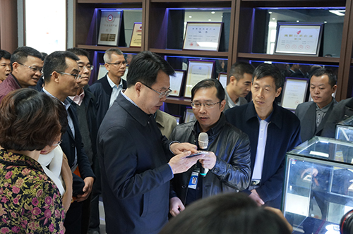 全市专业镇创新服务平台建设工作会议在横沥镇召开—市领导莅临我司参观指导(图1) 全市专业镇创新服务平台建设工作会议在横沥镇召开—市领导莅临我司参观指导(图1)